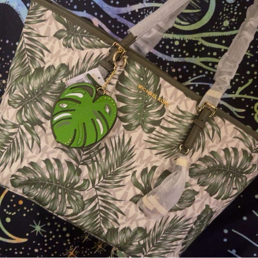 *•RARE -BRAND NEW !! MICHEAL KORS LEAF TOTE{ white  }•*